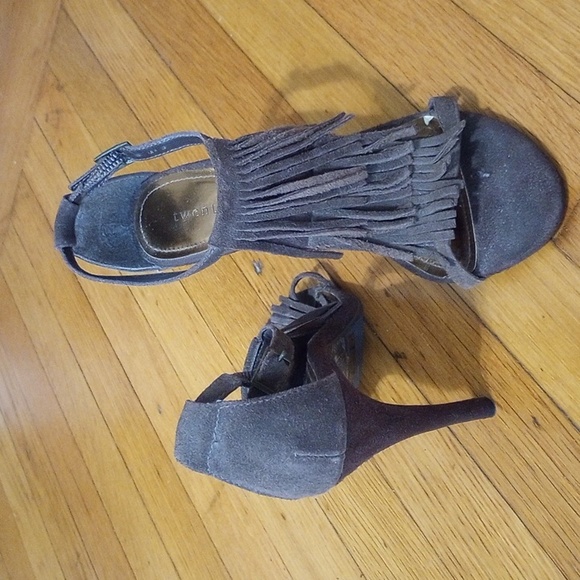 Fringe Heels - Picture 4 of 10